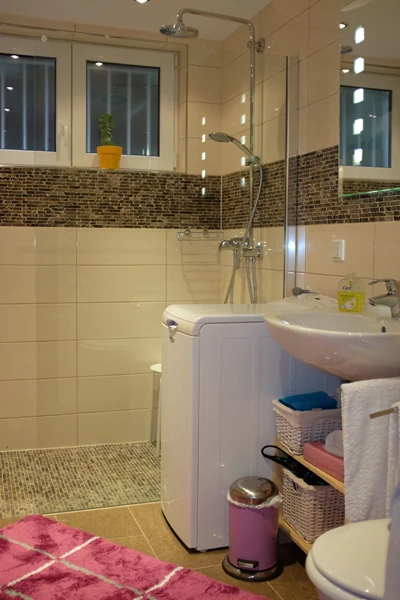 Badezimmer mit ebenerdiger Dusche