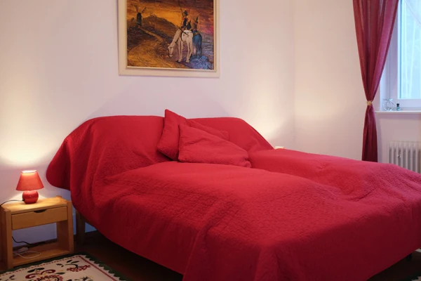Schlafzimmer mit Doppelbett