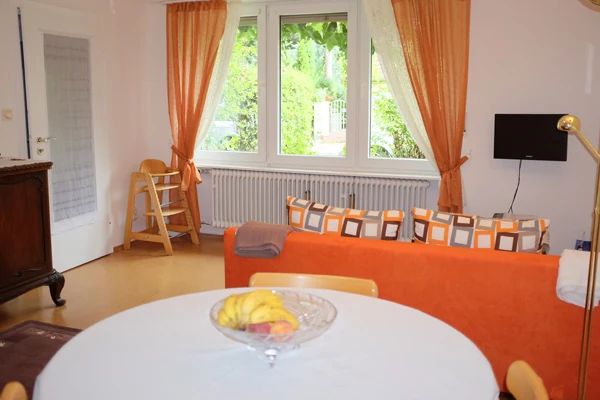 Wohnzimmer mit Sofa und Sessel