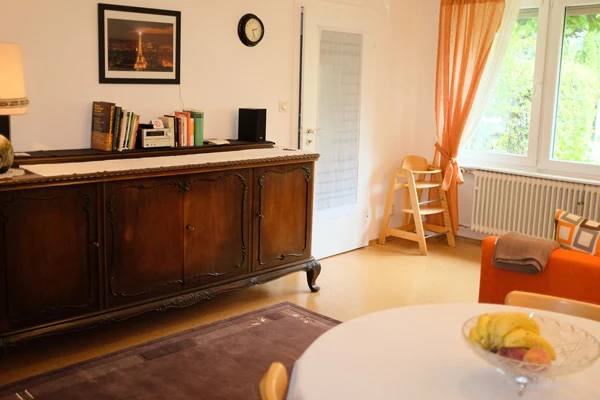 Helles Wohnzimmer mit Sofa und Esstisch